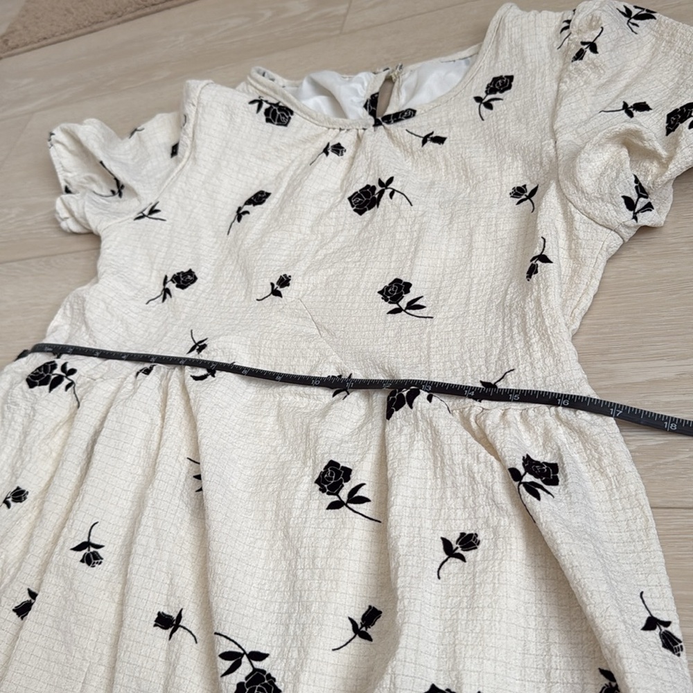 ✨ Black and Cream Floral Midi Short Sleeve Dress - Picture 4 of 7